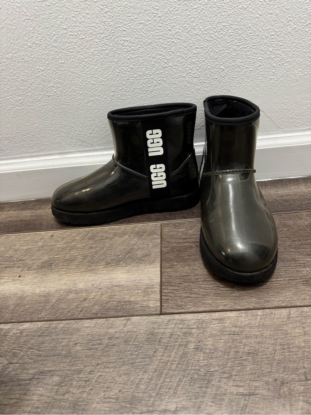 UGG classic clear mini boots. Size 7.